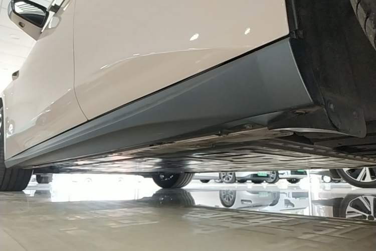 Used Nio ET5 2024 75 kWh Left Side Sill