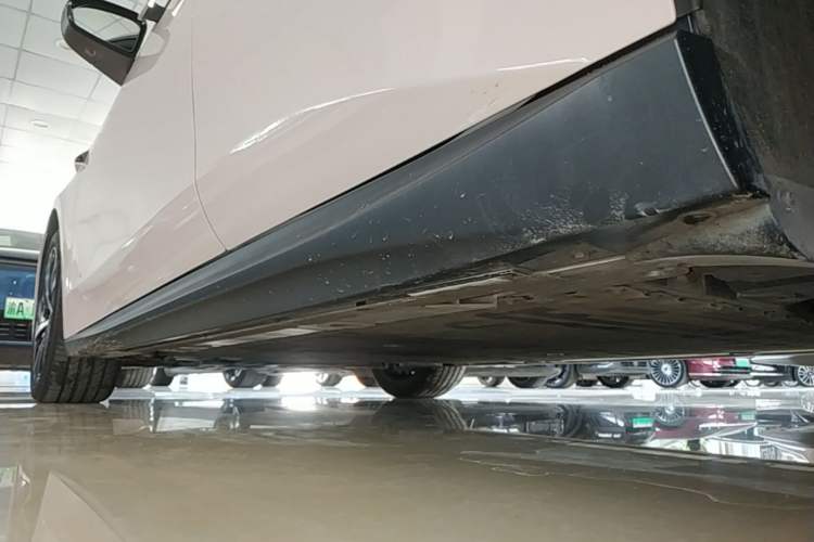 Used Nio ET5 2024 75 kWh Left Side Sill