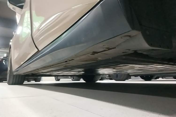 Used Nio ET5 2024 75 kWh Left Side Sill
