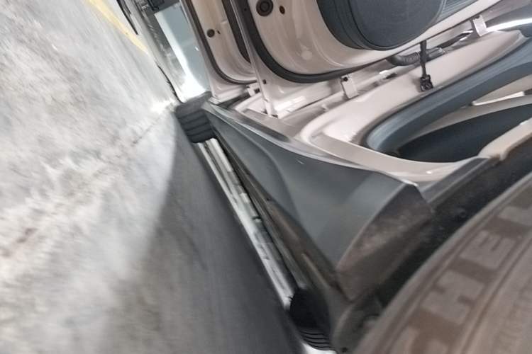 Used Nio ET5 2024 75 kWh Left Side Sill