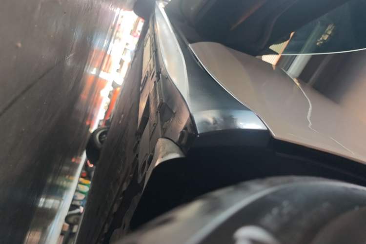 Used Nio ET5 2024 75 kWh Left Side Sill