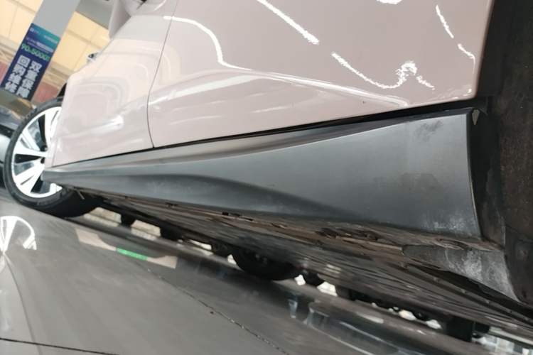 Used Nio ET5 2024 75 kWh Left Side Sill