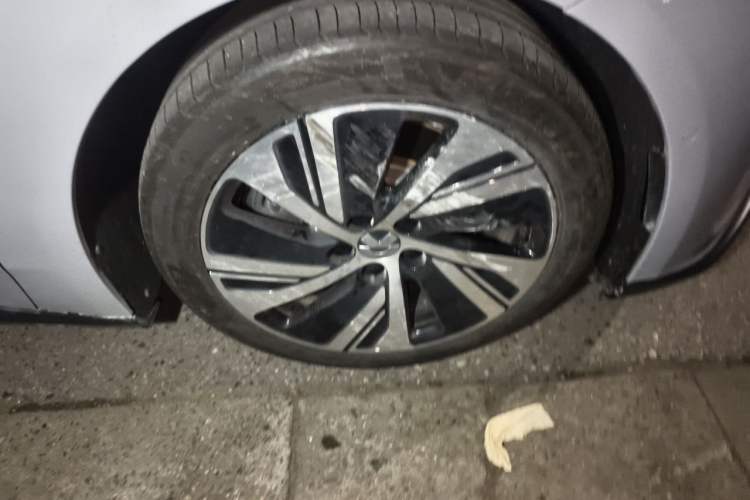 Used Nio ET5 2024 75 kWh Right Front Wheel Hub