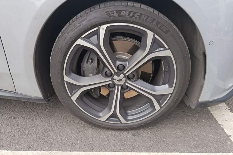 Used Nio ET5 2024 75 kWh Right Front Wheel Hub