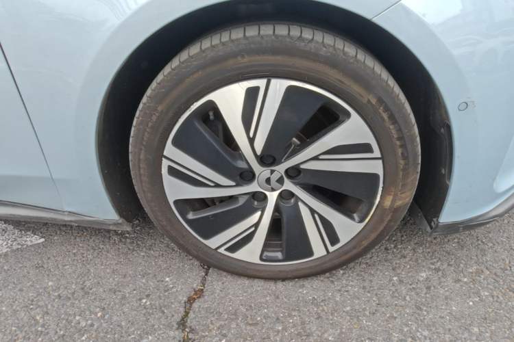 Used Nio ET5 2024 75 kWh Right Front Wheel Hub