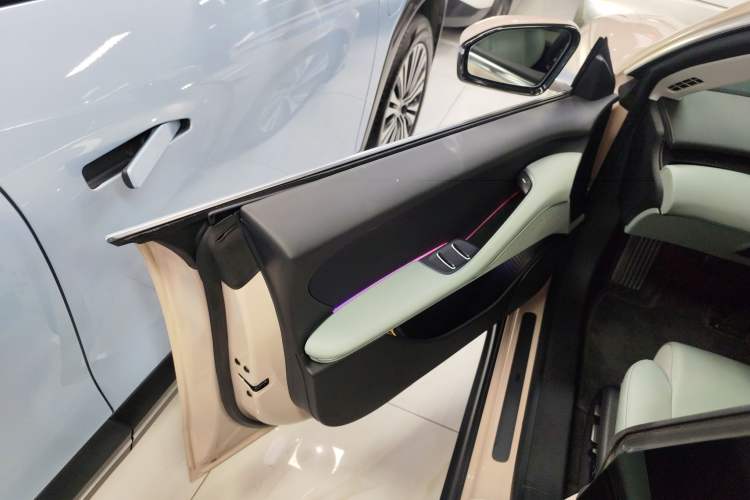 Used Nio ET5 2024 75 kWh Left Front Door Interior