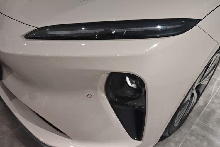 Used Nio ET5 2024 75 kWh Left Front Headlight