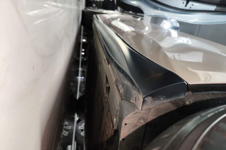 Used Nio ET5 2024 75 kWh Left Side Sill