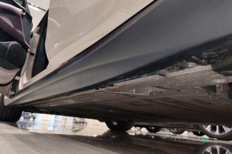 Used Nio ET5 2024 75 kWh Left Side Sill