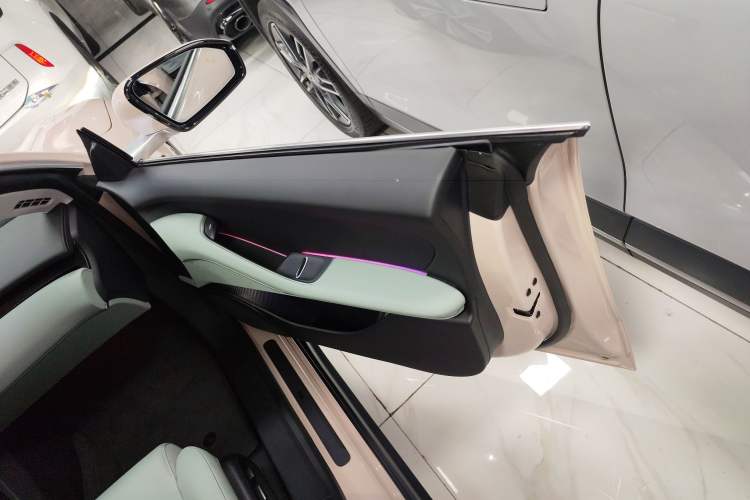 Used Nio ET5 2024 75 kWh Right Front Door Interior