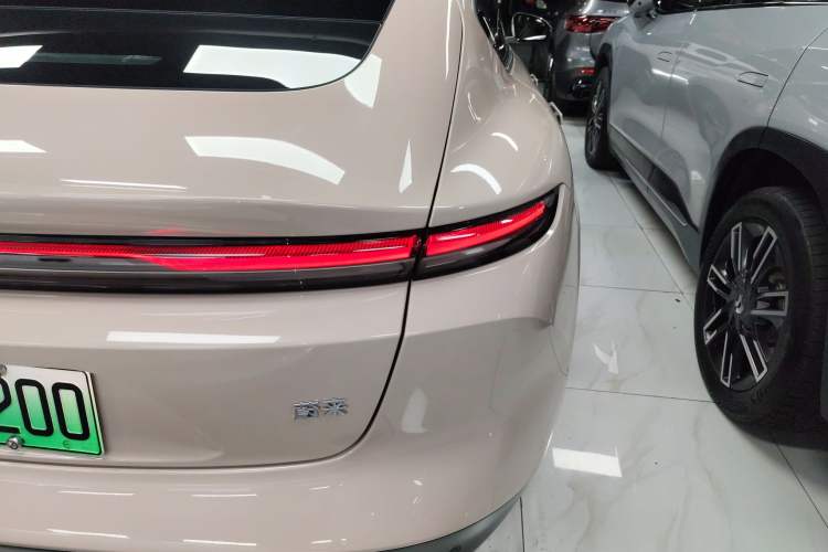 Used Nio ET5 2024 75 kWh Right Rear Taillight