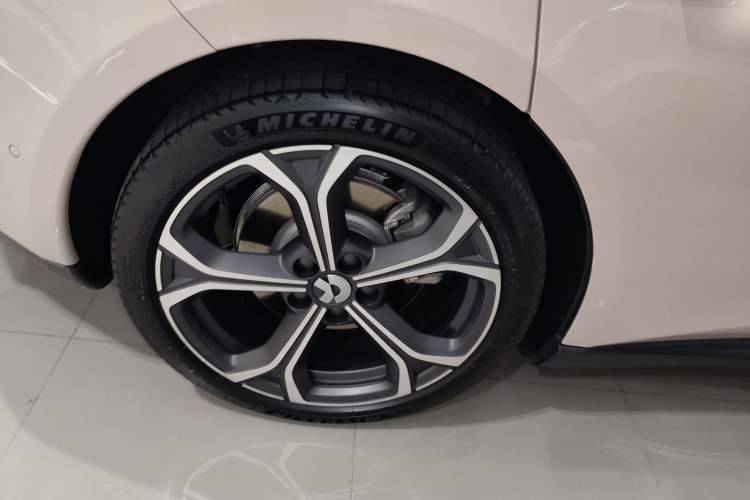 Used Nio ET5 2024 75 kWh Right Rear Wheel Hub