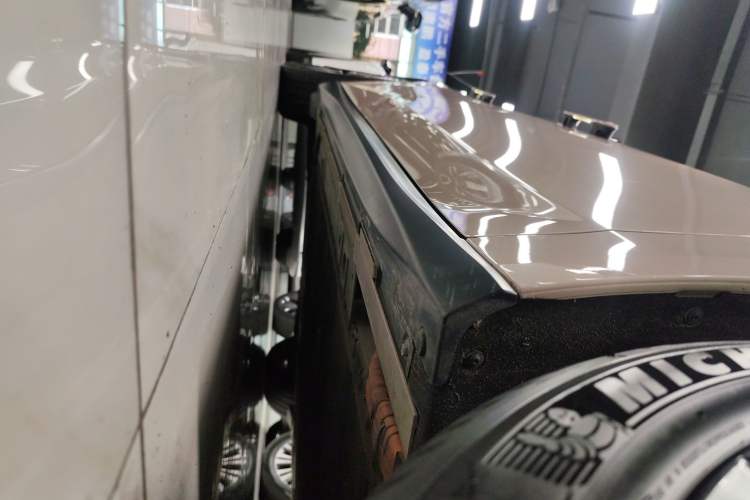 Used Nio ET5 2024 75 kWh Right Side Sill