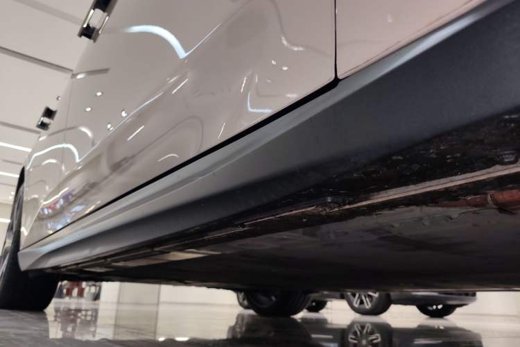 Used Nio ET5 2024 75 kWh Right Side Sill