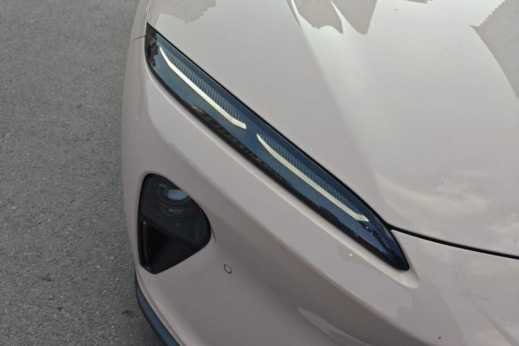 Used Nio ET5 2024 75 kWh Right Front Headlight