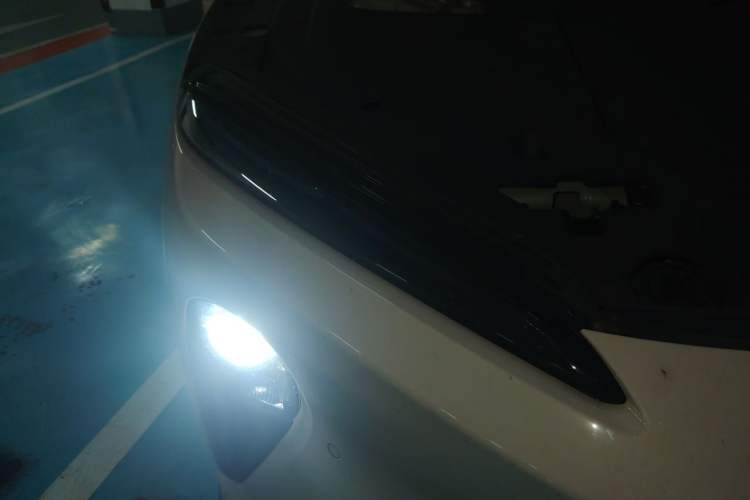 Used Nio ET5 2024 75 kWh Right Front Headlight
