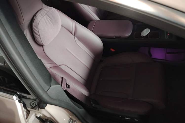 Used Nio ET5 2024 75 kWh Right Front Seat
