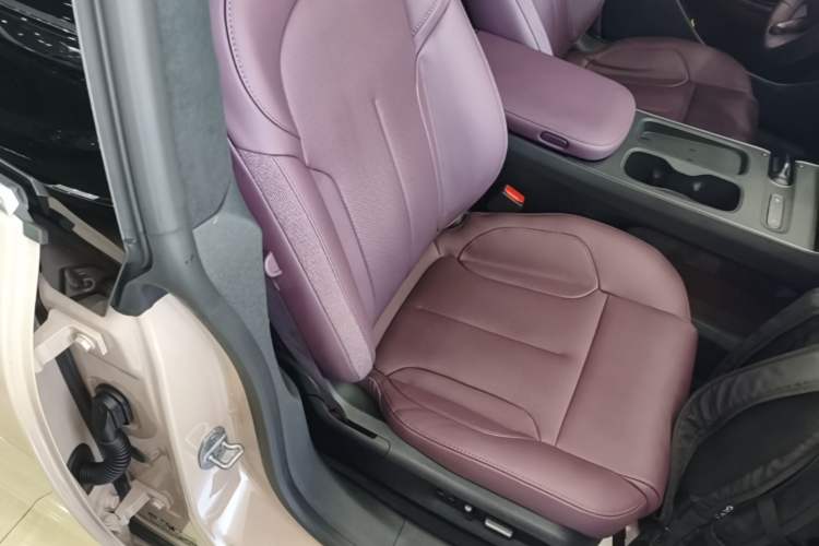 Used Nio ET5 2024 75 kWh Right Front Seat