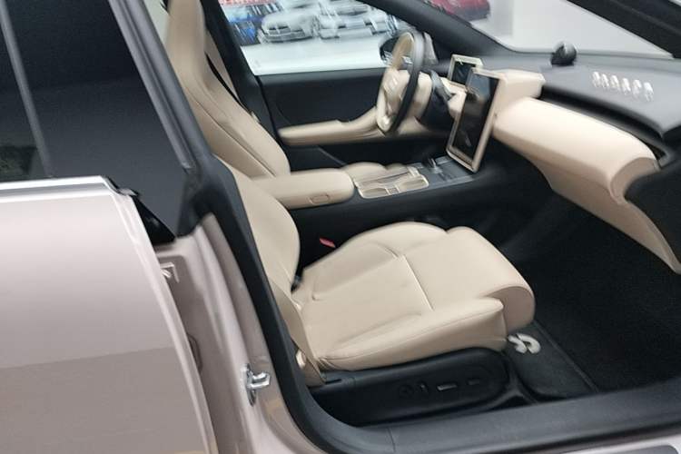 Used Nio ET5 2024 75 kWh Right Front Seat