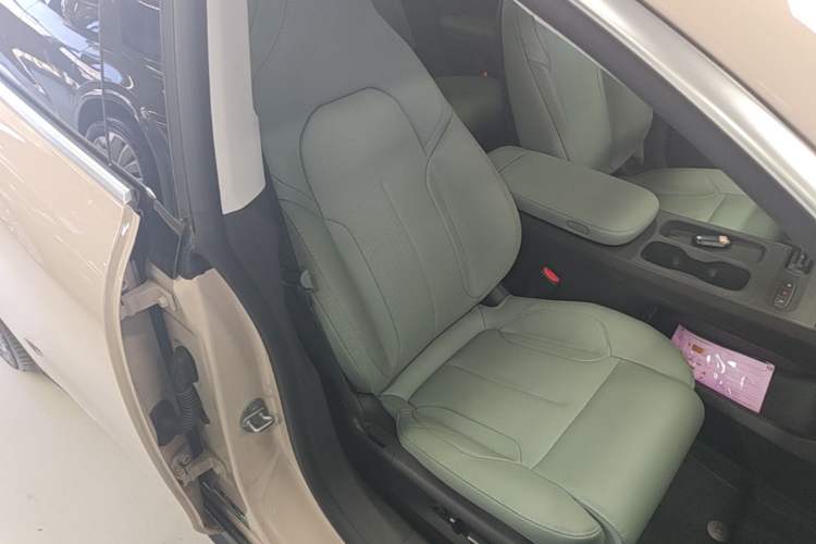 Used Nio ET5 2024 75 kWh Right Front Seat