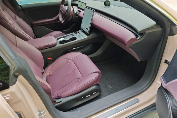 Used Nio ET5 2024 75 kWh Right Front Seat
