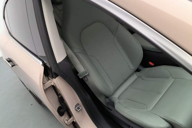 Used Nio ET5 2024 75 kWh Right Front Seat