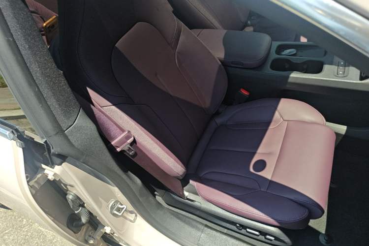 Used Nio ET5 2024 75 kWh Right Front Seat