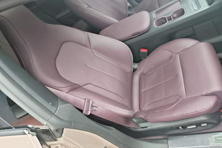 Used Nio ET5 2024 75 kWh Right Front Seat