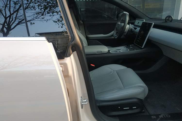 Used Nio ET5 2024 75 kWh Right Front Seat