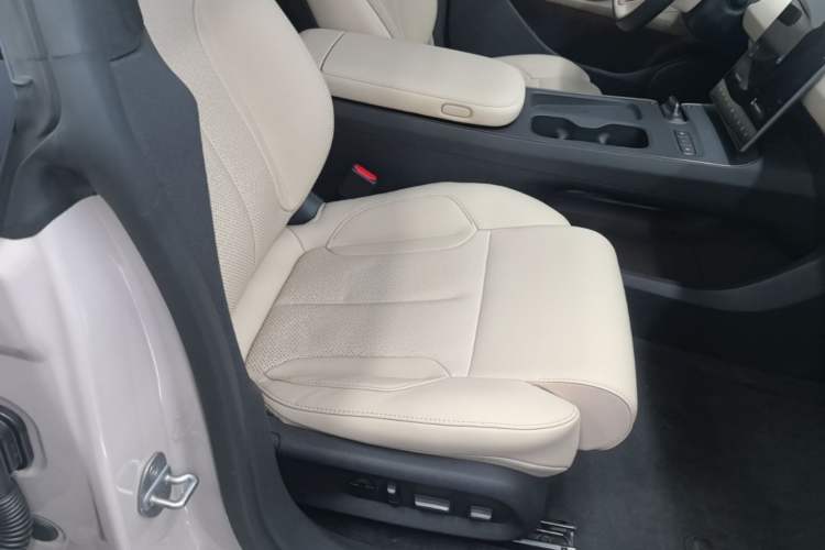 Used Nio ET5 2024 75 kWh Right Front Seat
