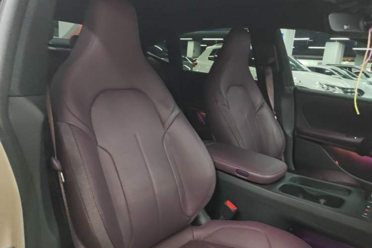 Used Nio ET5 2024 75 kWh Right Front Seat