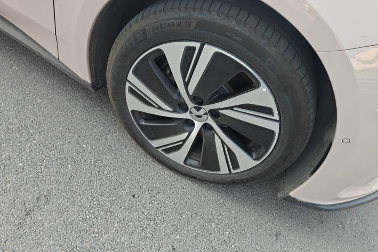Used Nio ET5 2024 75 kWh Right Front Wheel Hub