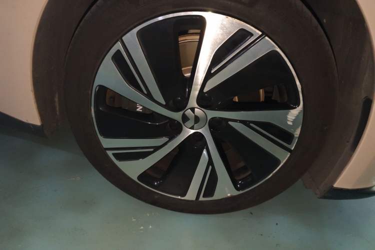 Used Nio ET5 2024 100 kWh Right Front Wheel Hub