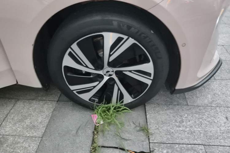 Used Nio ET5 2024 75 kWh Right Front Wheel Hub