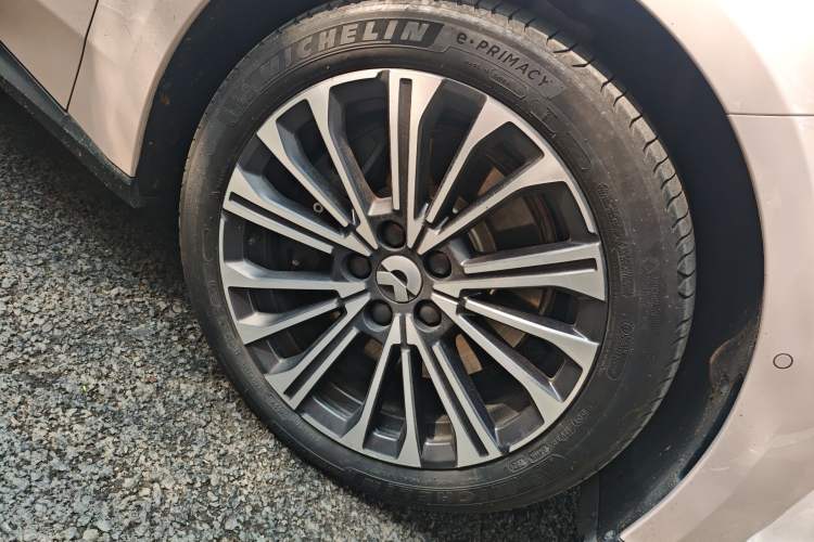 Used Nio ET5 2024 75 kWh Right Front Wheel Hub