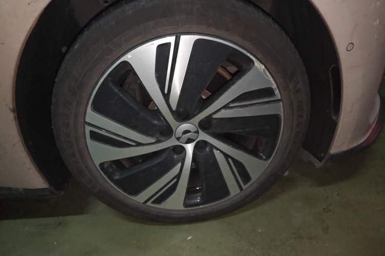 Used Nio ET5 2024 75 kWh Right Front Wheel Hub