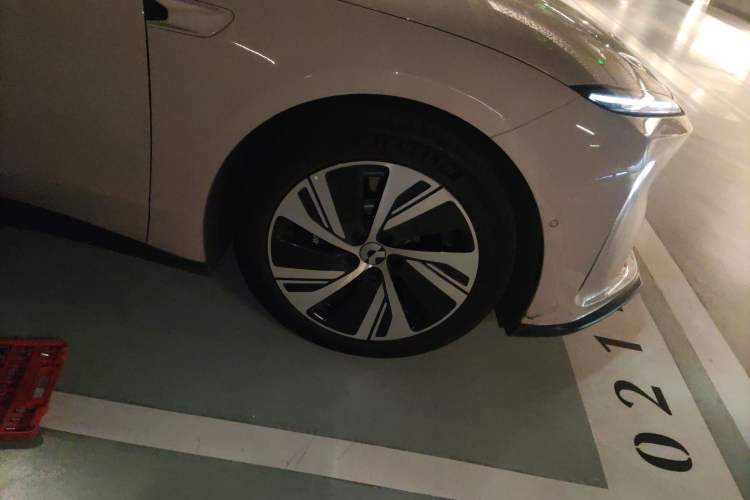 Used Nio ET5 2024 75 kWh Right Front Wheel Hub