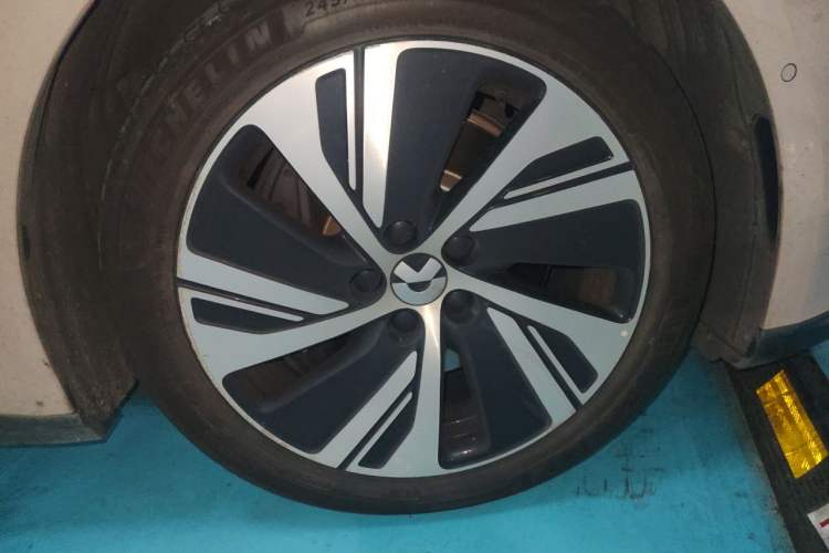 Used Nio ET5 2024 75 kWh Right Front Wheel Hub