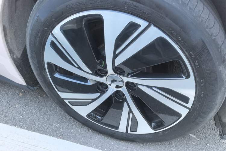 Used Nio ET5 2024 75 kWh Right Front Wheel Hub