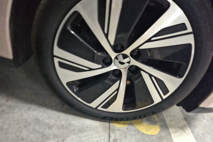 Used Nio ET5 2024 75 kWh Right Front Wheel Hub