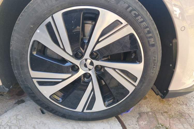 Used Nio ET5 2024 75 kWh Right Front Wheel Hub