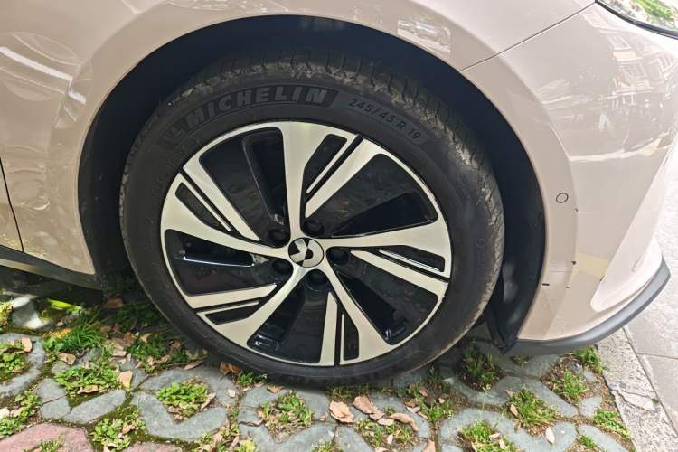 Used Nio ET5 2024 75 kWh Right Front Wheel Hub