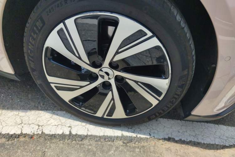 Used Nio ET5 2024 75 kWh Right Front Wheel Hub