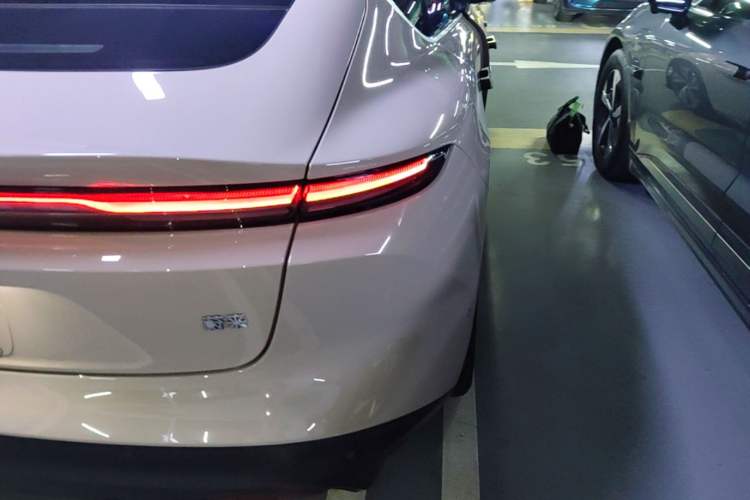 Used Nio ET5 2024 75 kWh Right Rear Taillight