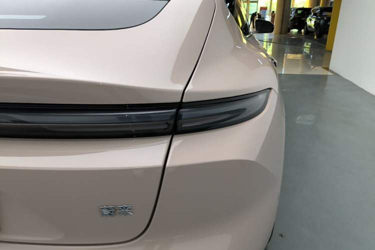 Used Nio ET5 2024 75 kWh Right Rear Taillight