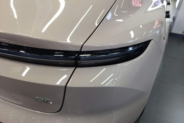 Used Nio ET5 2024 75 kWh Right Rear Taillight