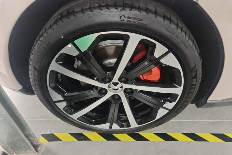 Used Nio ET5 2024 75 kWh Right Rear Wheel Hub