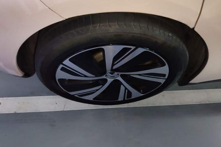 Used Nio ET5 2024 75 kWh Right Rear Wheel Hub