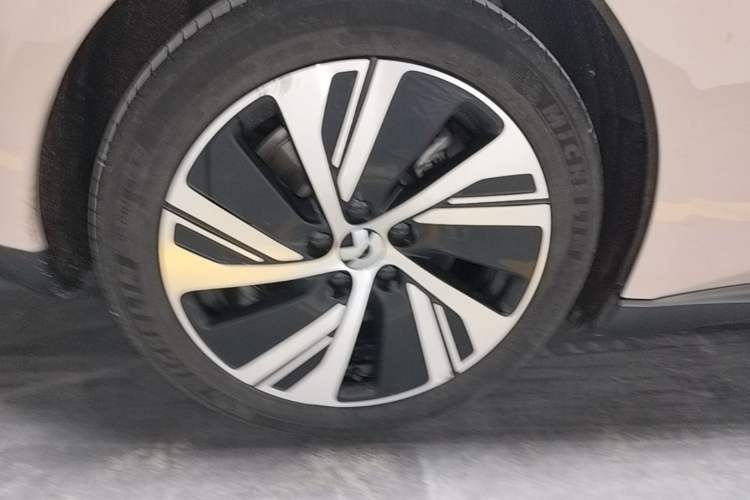 Used Nio ET5 2024 75 kWh Right Rear Wheel Hub