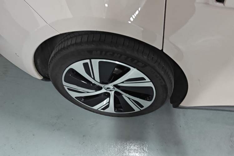 Used Nio ET5 2024 75 kWh Right Rear Wheel Hub
